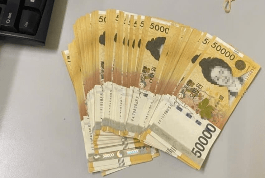 Phát hiện bọc tiền gần 100 triệu đồng gồm 100 tờ tiền mệnh giá 50.000 won nằm chơ vơ trên xe đẩy hành lý, Cảng Hàng không quốc tế Nội Bài lập tức xác minh