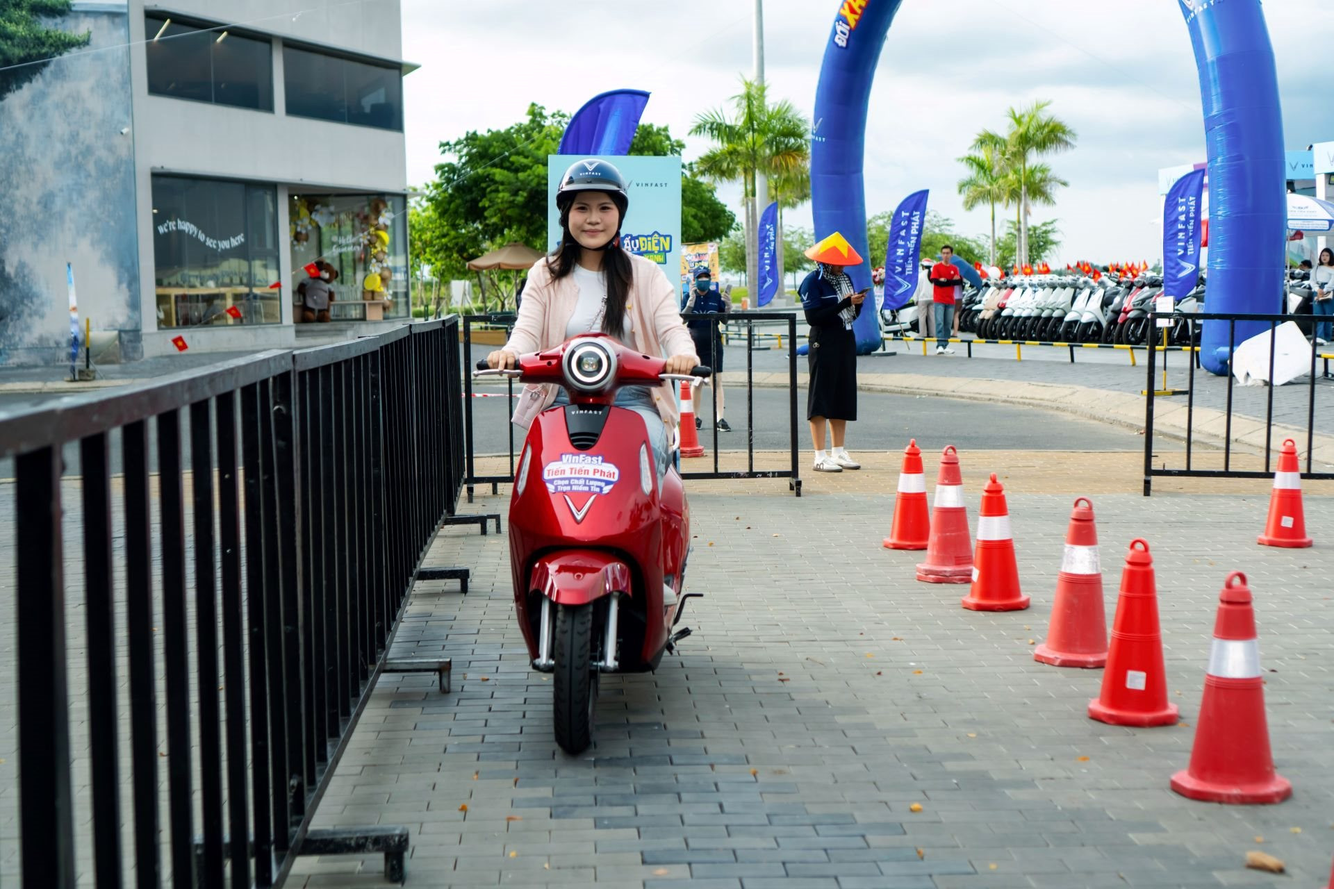 Từ bỏ xe xăng 50cc sau nhiều năm sử dụng, người dùng hết lời khen xe máy điện VinFast Evo Lite