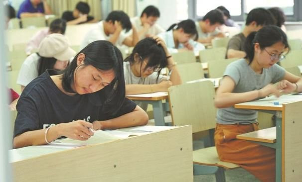 Ngành ngoại ngữ đang bị 70 trường đại học khai tử hàng loạt, AI khiến dịch thuật không còn là kỹ năng sống còn