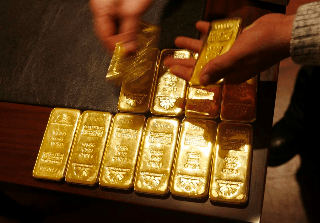 Một ngân hàng lớn bất ngờ cắt mạnh dự báo, giá vàng có thể xuống 3.800 USD/ounce trước khả năng Fed nâng lãi suất 2-3 lần