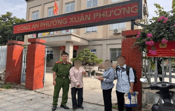 Phát hiện cọc tiền 11 triệu đồng và sổ tiết kiệm 130 triệu đồng nằm lăn lóc bên đường, công an dùng các biện pháp nghiệp vụ lập tức xác minh