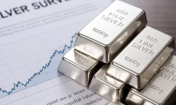 Quỹ bạc lớn nhất thế giới liên tục "xả hàng" khi giá lao dốc