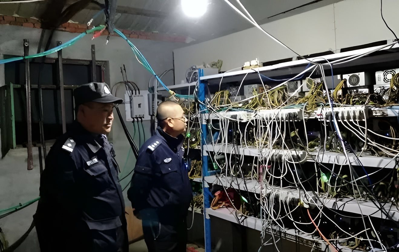 Phát hiện căn nhà không người ở vẫn phát sinh 1 triệu đồng tiền điện mỗi tháng: Cảnh sát ập vào, sững sờ trước cảnh tượng bên trong 