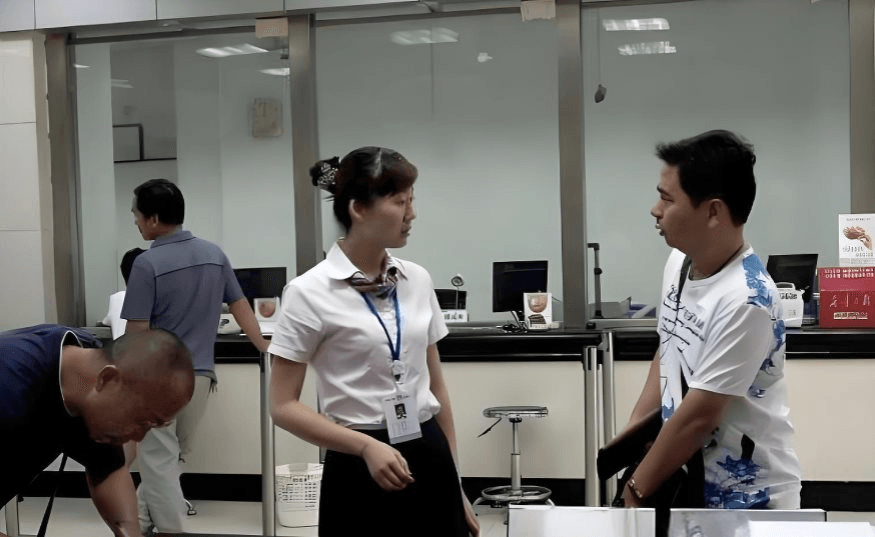 Mang 9,6 tỷ đồng tiền đền bù đất đi gửi tiết kiệm, 1 năm sau người đàn ông được ngân hàng thông báo: “Chúng tôi chưa từng nhận tiền của anh”