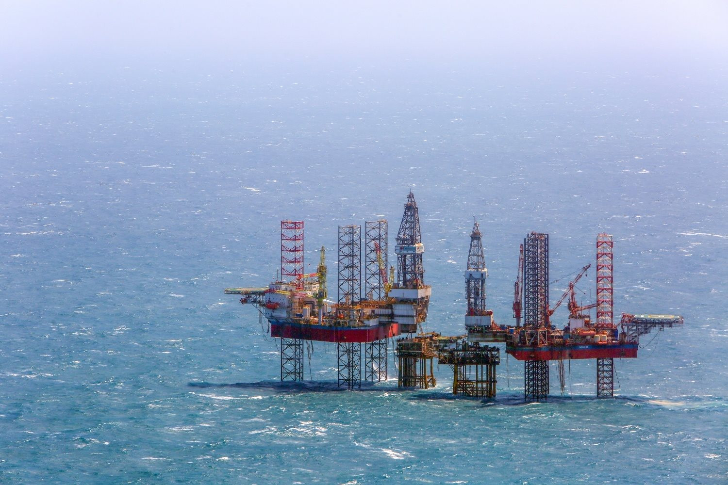 Bên trong cuộc "đại phẫu" siêu giàn khoan 18.000 tấn: Khối thép có thể khoan sâu 9.000 m, chống chịu gió bão cấp 12 được "thay áo" sau 52 ngày