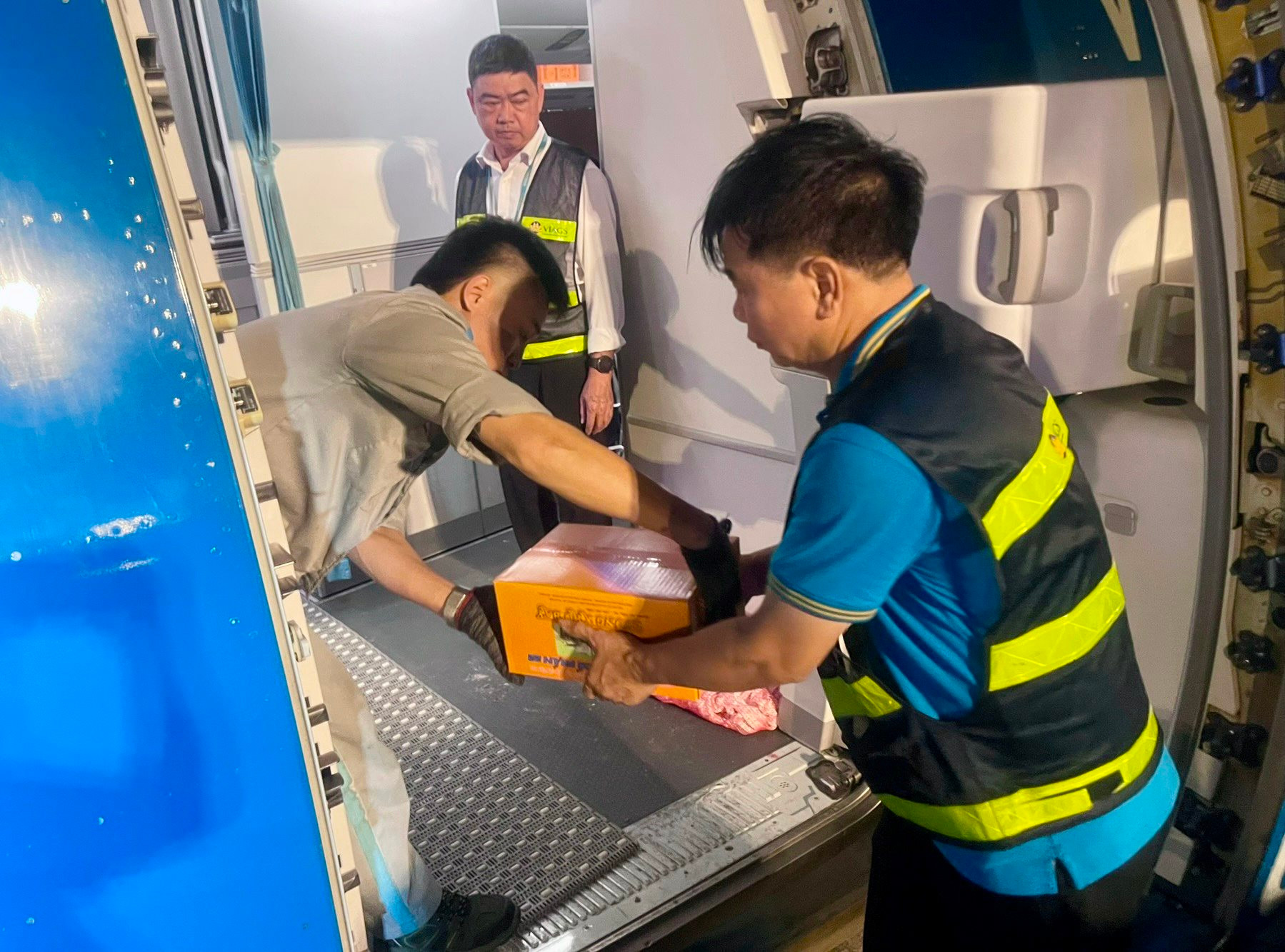 5.2.-hang-hoa-duoc-chat-xep-tren-cabin-de-tang-them-khoi-luong-chuyen-cho.jpg