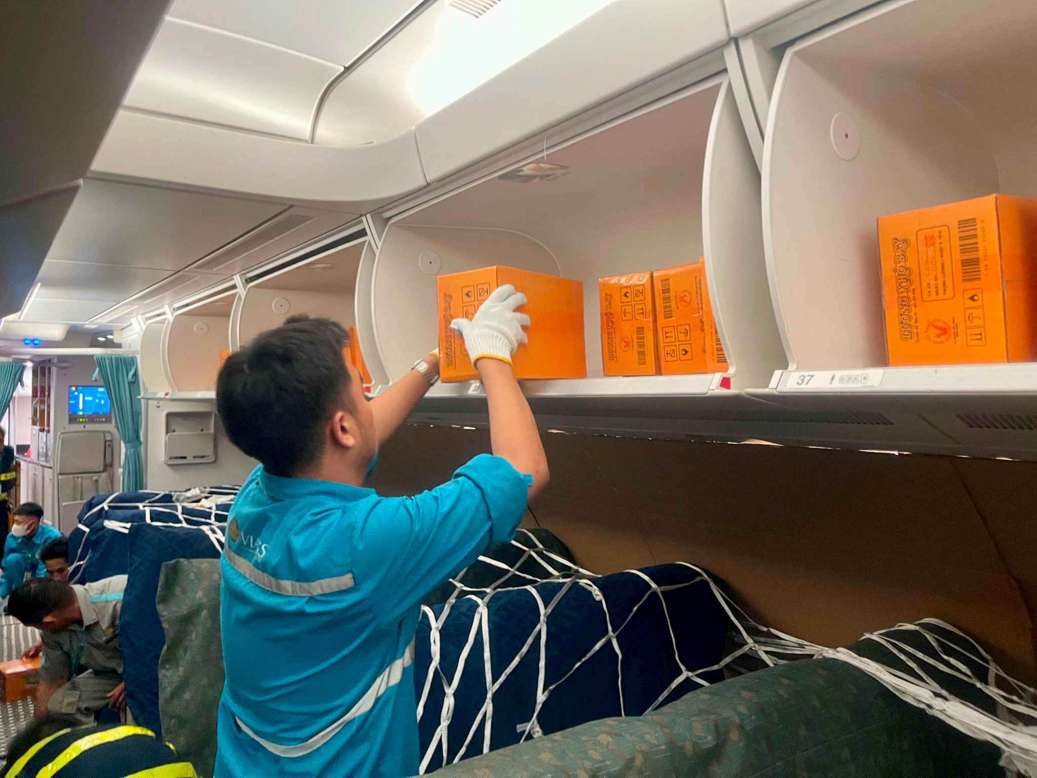 5.3.-hang-hoa-duoc-chat-xep-tren-cabin-de-tang-them-khoi-luong-chuyen-cho.jpg