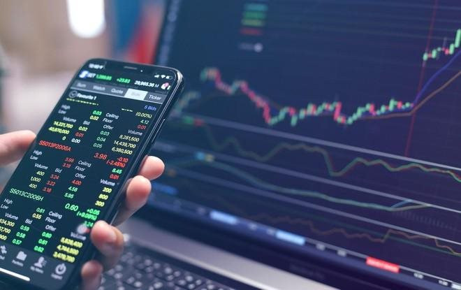 Cổ phiếu ngân hàng, chứng khoán và dầu khí “nổi sóng”, VN-Index tăng hơn 7 điểm 
