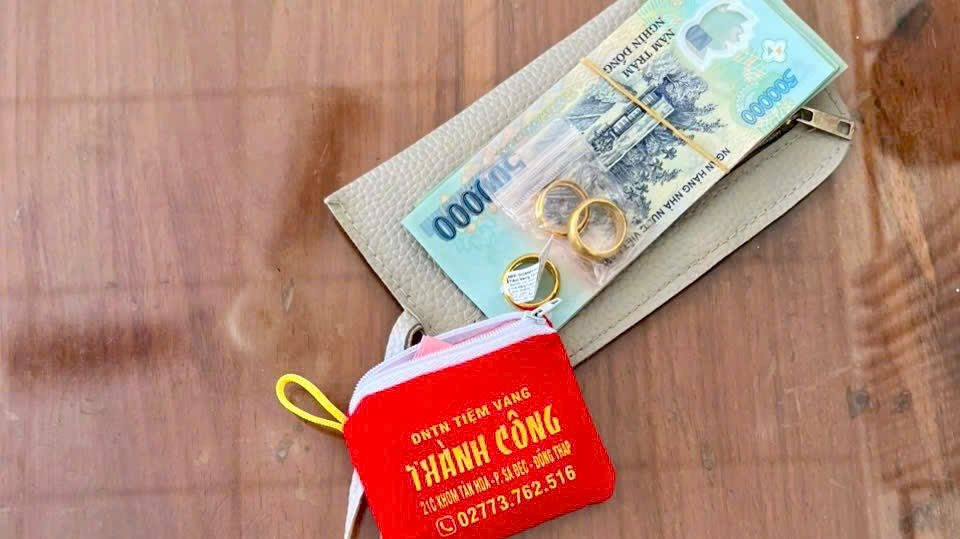 Phát hiện cọc tiền 500.000 đồng và gần 10 chỉ vàng 24K nằm chơ vơ gần đống rác, công an lập tức xác minh