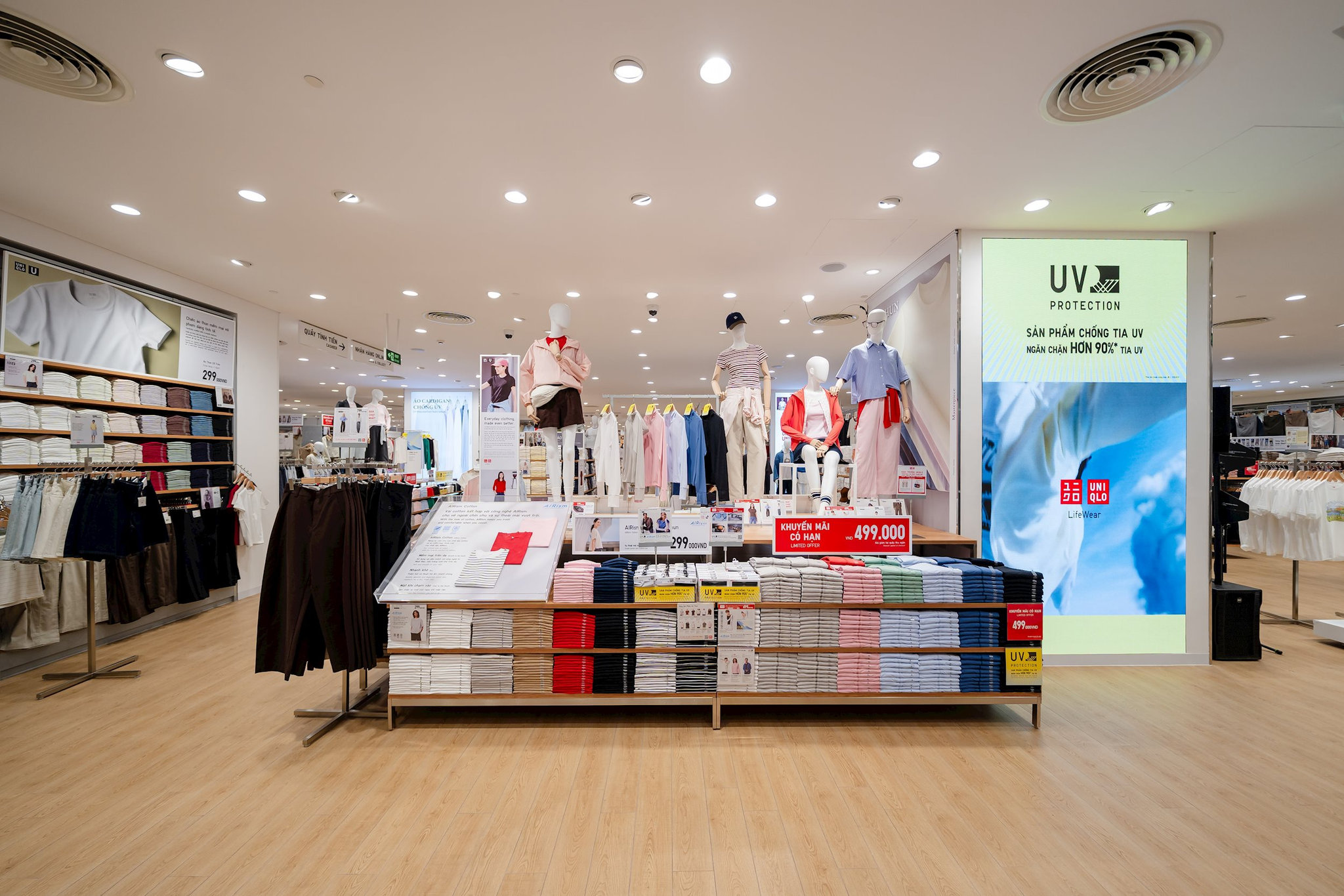 khong-gian-mua-sam-hien-dai-ben-trong-cua-hang-uniqlo-aeon-mall-da-nang-thanh-khe.jpg
