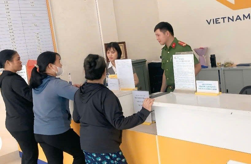 Phát hiện người phụ nữ SN 1954 rút 40 triệu đồng để giao dịch chuyển khoản, công an khẩn trương xác minh làm rõ