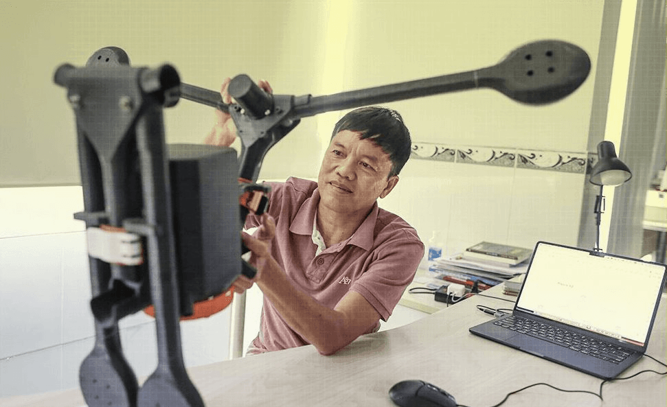 Nhét gọn vào ba lô cá nhân, mang 4 camera, sức nâng lên đến 15kg: Thiết bị do Tiến sĩ Việt tạo ra đã vượt 'khe cửa hẹp' của Bộ Chiến tranh Mỹ