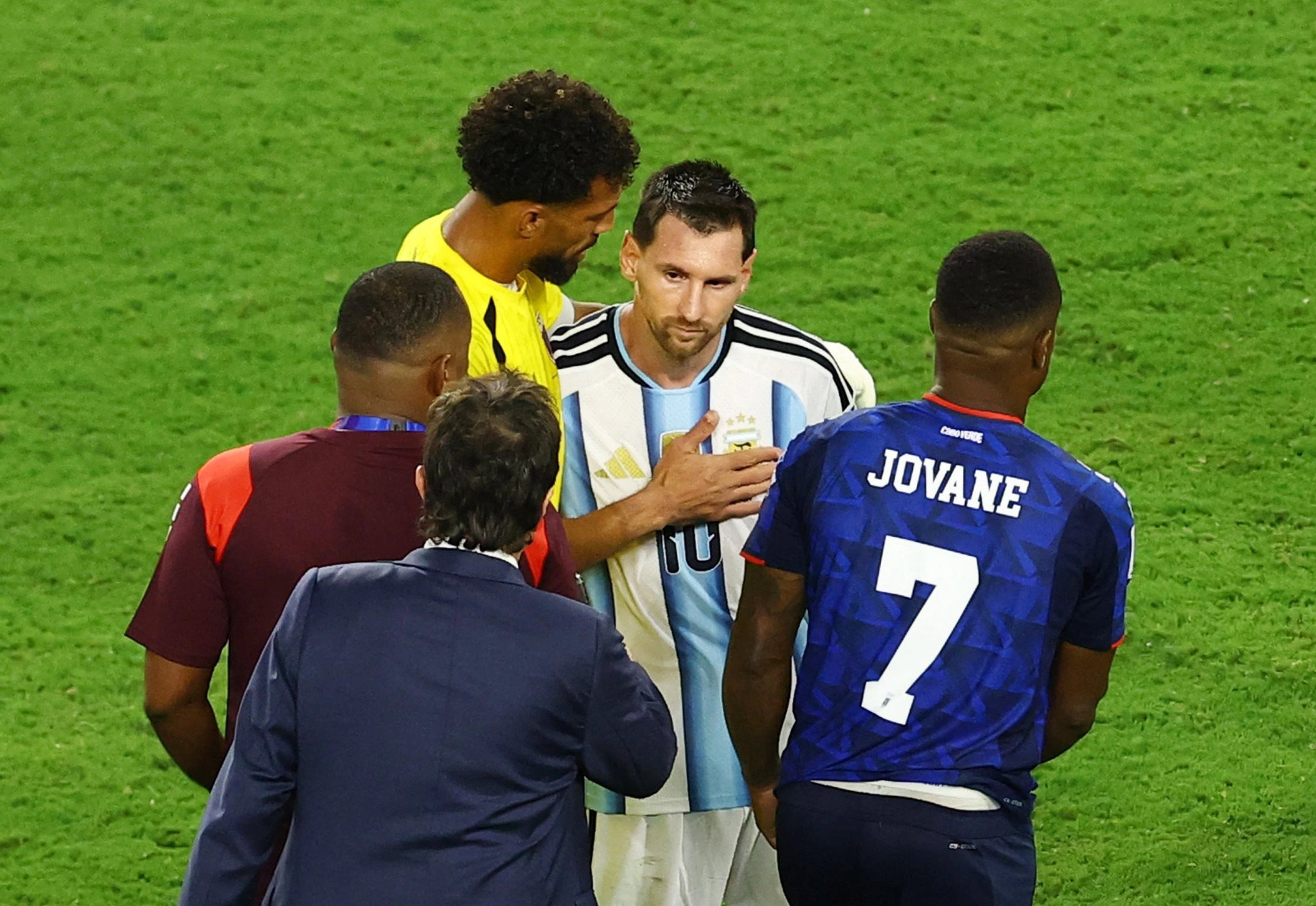 Quốc đảo nhỏ bé vừa làm Messi kiệt sức: Dân số nửa triệu người nhưng có thị trường chứng khoán, số mã cổ phiếu gây sốc