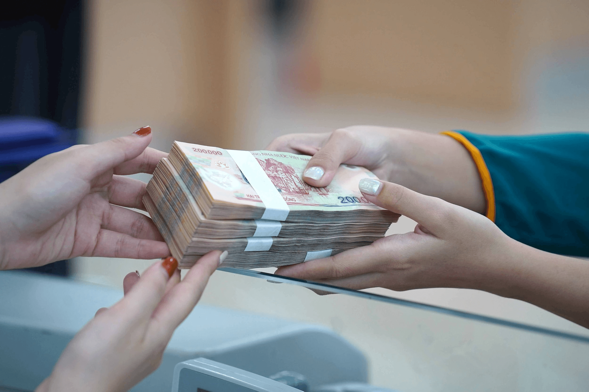 Lãi suất tăng mạnh, người dân và doanh nghiệp gửi thêm bao nhiêu tiền vào hệ thống ngân hàng?