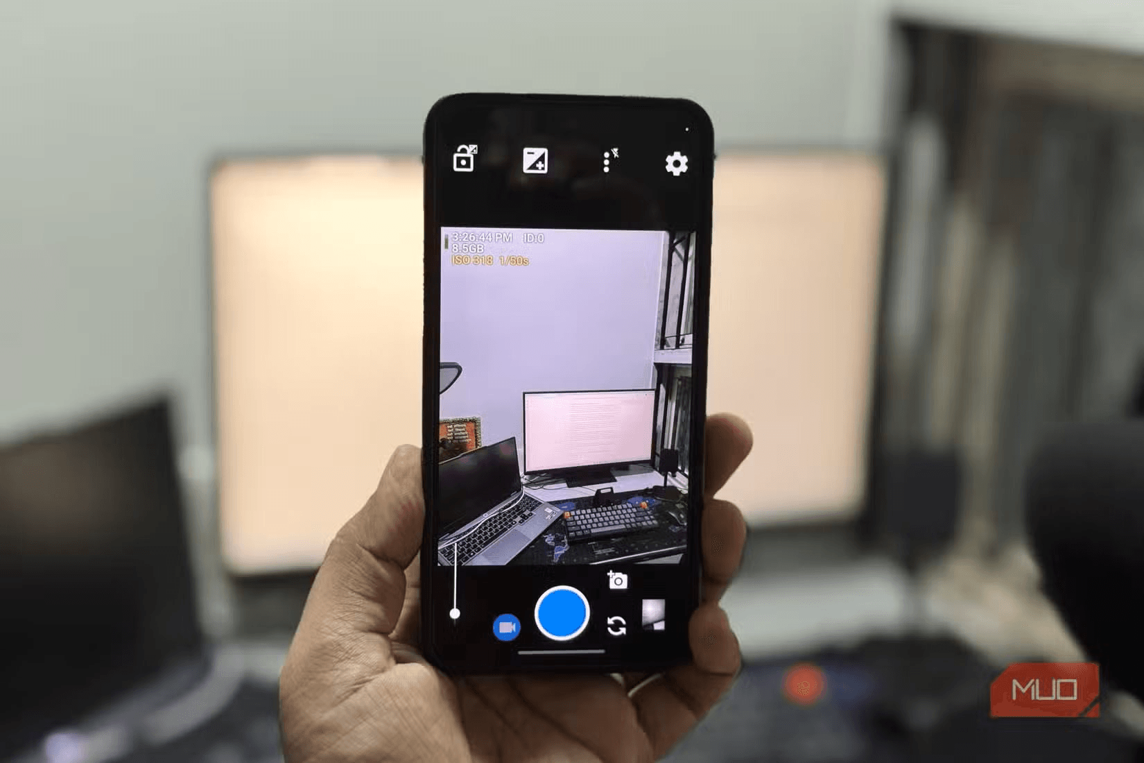 open-camera-on-android-phone-in-hand.png