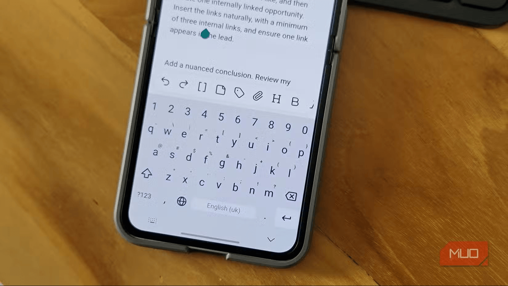 simple-keyboard-layout-on-a-galaxy-z-flip-6.png