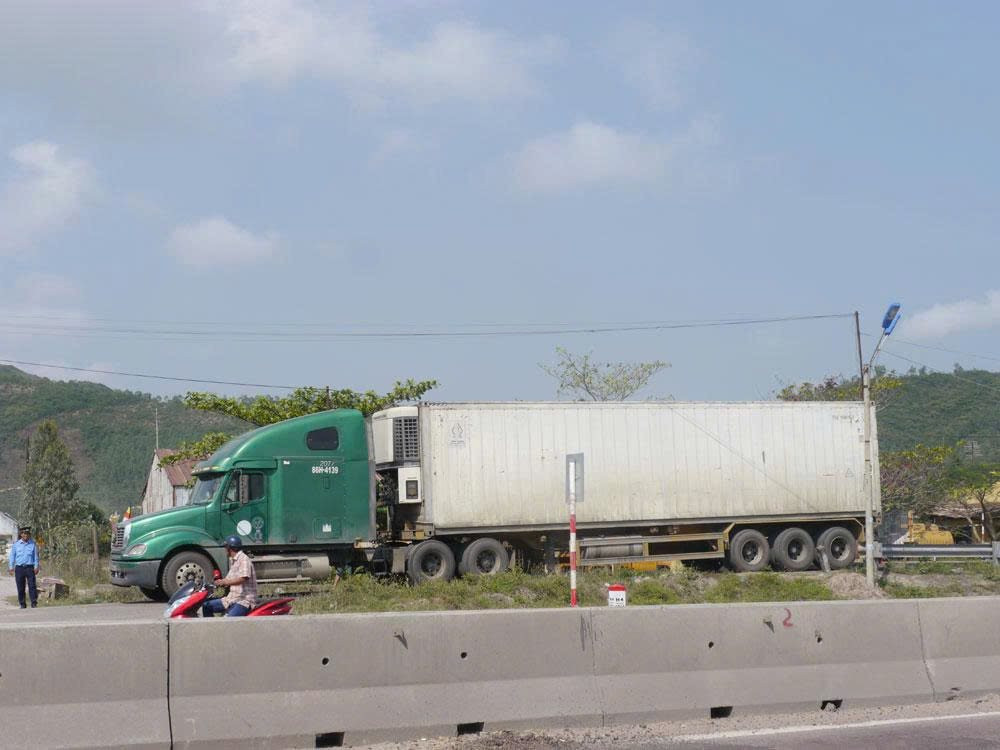 Phát hiện xe tải lạ, công an Việt Nam lập tức theo dõi giám sát, kiểm tra