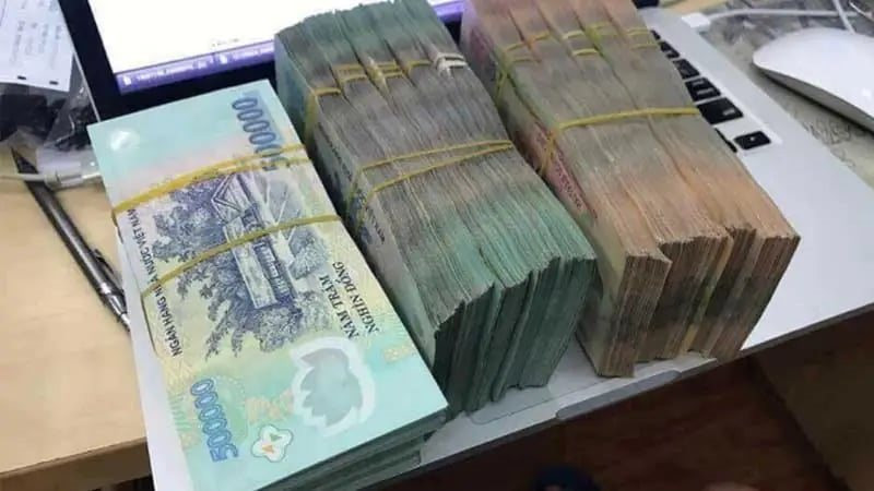 Phát hiện chiếc cặp màu tím chứa 500 triệu đồng tiền mặt với nhiều mệnh giá nằm chơ vơ trên Đại lộ Hoa Lư