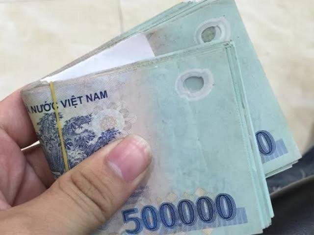 Công an điều tra cọc tiền mặt 50 triệu đồng nằm chỏng chơ bên đường, người đàn ông SN 1990 phải làm việc với cơ quan chức năng