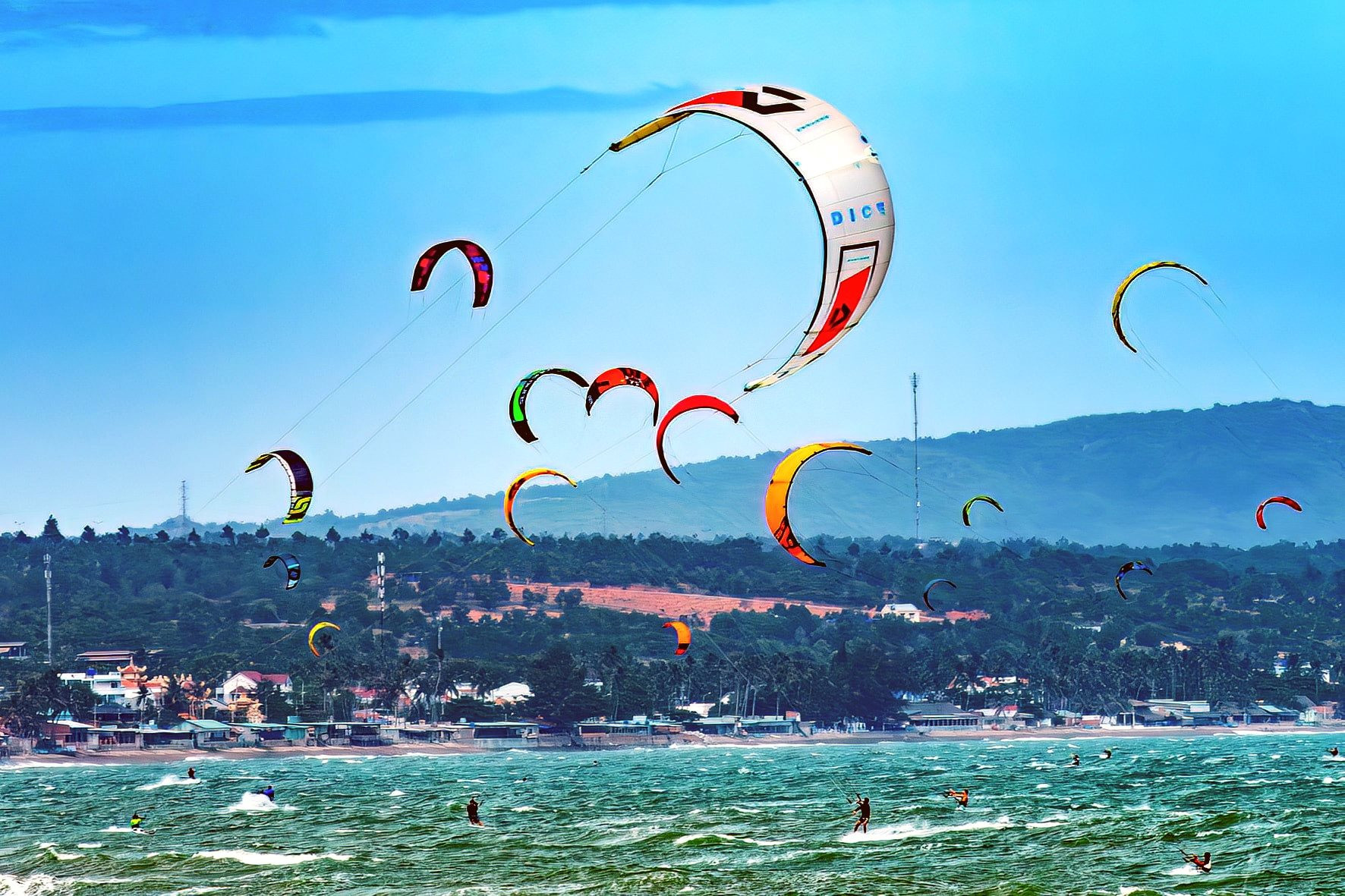 Không phải Đà Nẵng hay Phú Quốc, đây là vùng biển duy nhất của Việt Nam lọt Top 10 xu hướng du lịch toàn cầu năm 2026, hơn 200.000 lượt khách nước ngoài tìm đến để lướt ván
