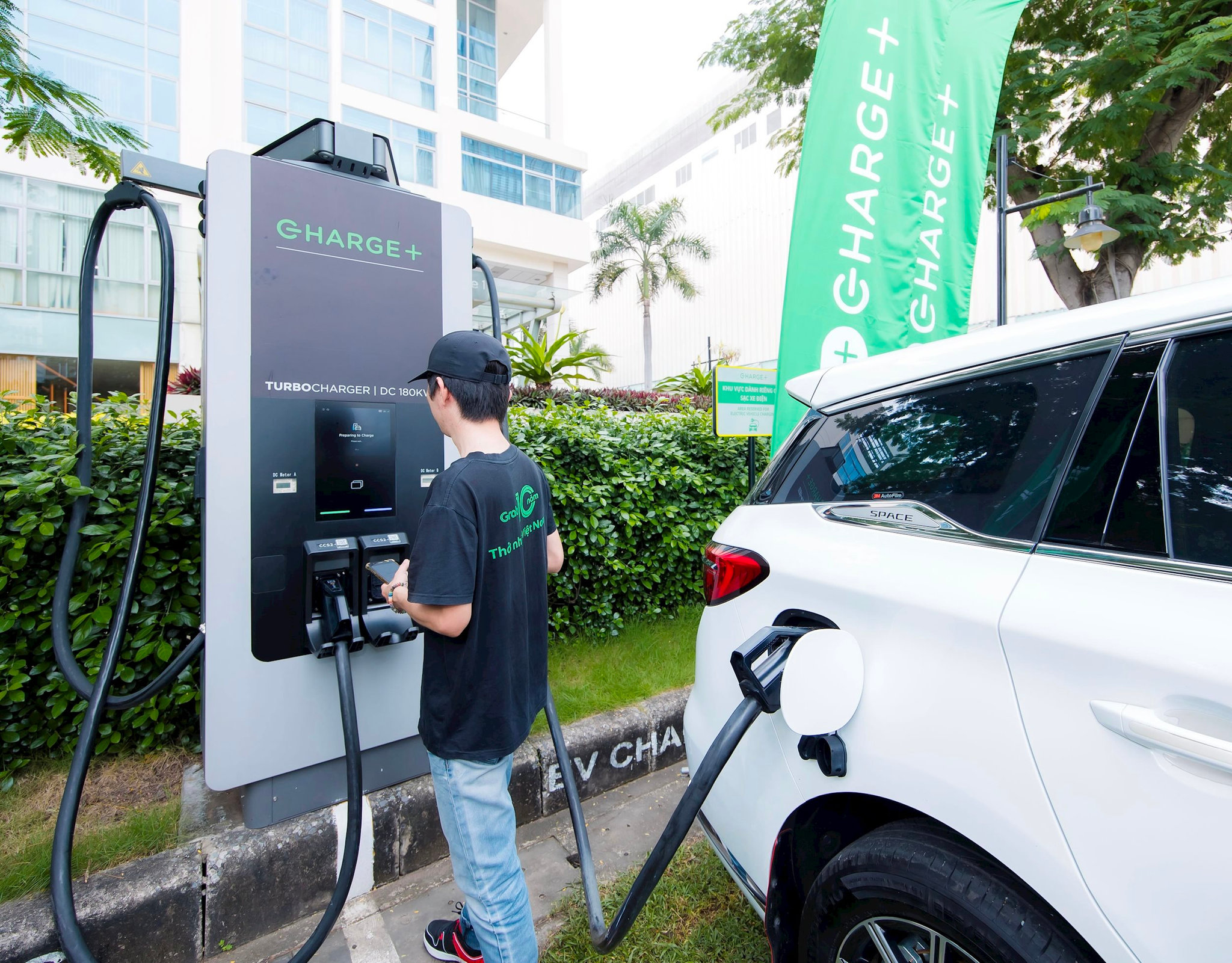 Nóng: Grab sắp đầu tư phát triển hơn 6.000 cổng sạc xe điện dùng chung