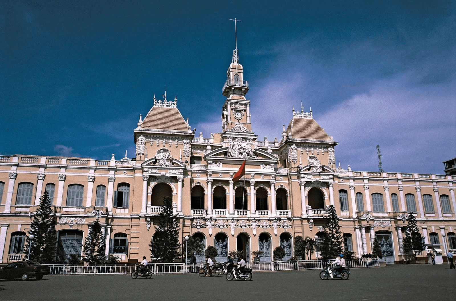 ho-chi-minh-city-peoples-committee-building.png