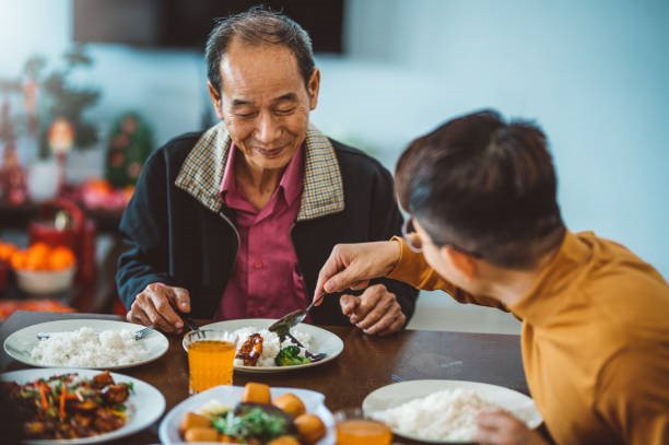 Phát hiện người đàn ông 65 tuổi đều đặn chi tiền mỗi sáng, tổng cộng gần 500 triệu đồng chỉ để "cho không" người lạ