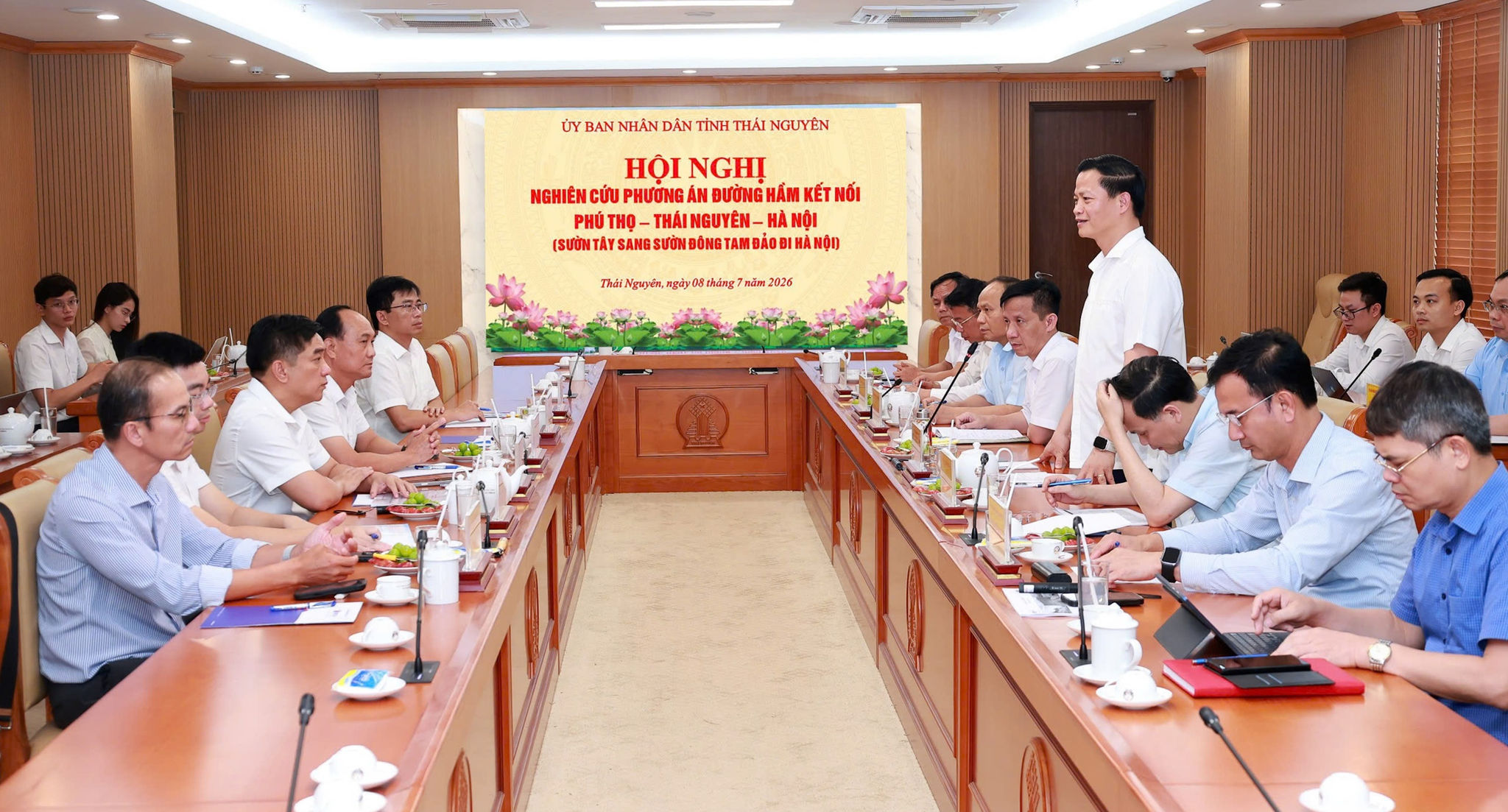 toan-canh-hoi-nghi.jpg