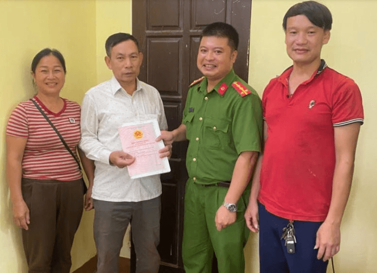 Đi thu mua sắt vụn, người đàn ông vô tình nhặt được sổ đỏ 