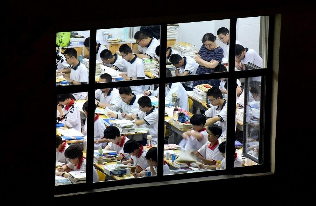 Nhìn Trung Quốc trông thi đại học cứ như "đánh trận" thế này, muốn "gian lận đạt điểm 10 Toán" còn khó hơn lên trời!