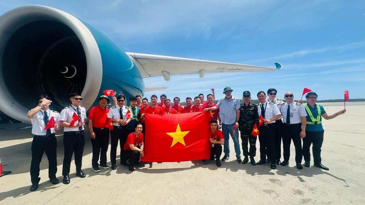 Vietnam Airlines đón đoàn cán bộ, chiến sĩ công tác tại Venezuela trở về nước