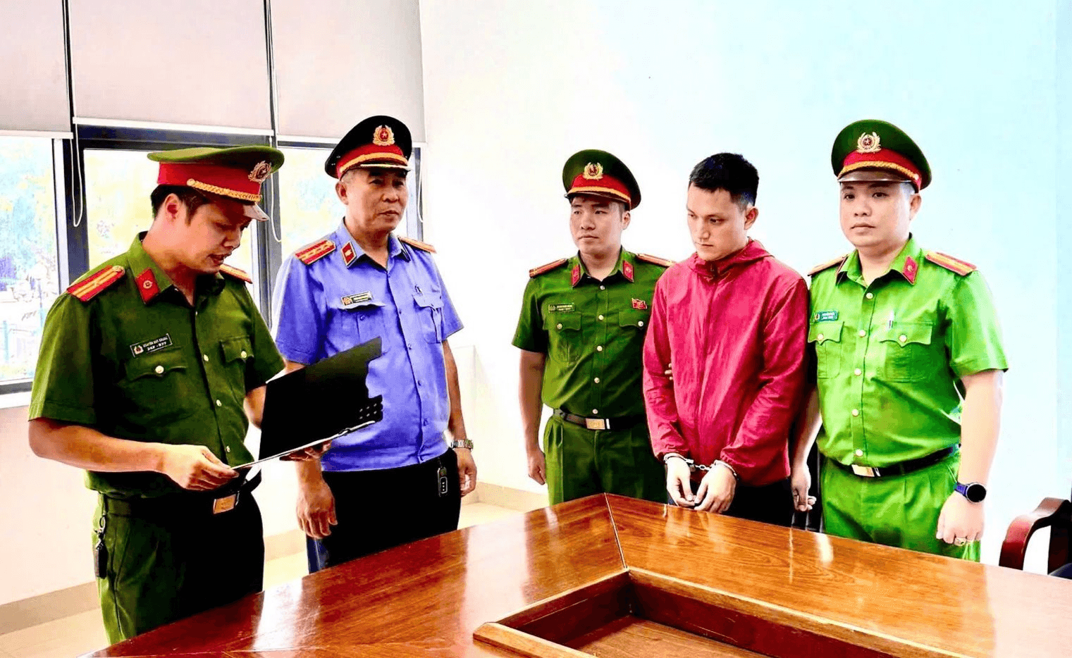 Thi hành lệnh bắt nhân viên ngân hàng Lê Văn Thành SN 1994