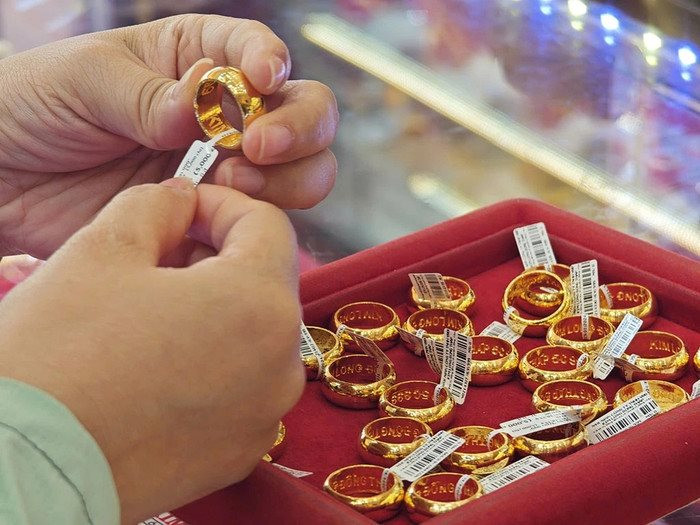 Giá vàng bất ngờ tăng mạnh, vàng nhẫn tăng 900.000 đồng/lượng