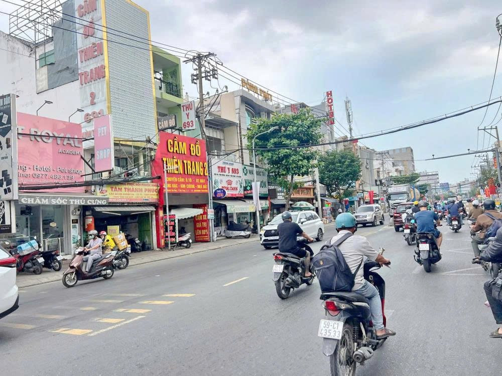 Công an xuất hiện nhà trọ ở ngõ 358 Bùi Xương Trạch, Trần Anh Ước bị đưa đi