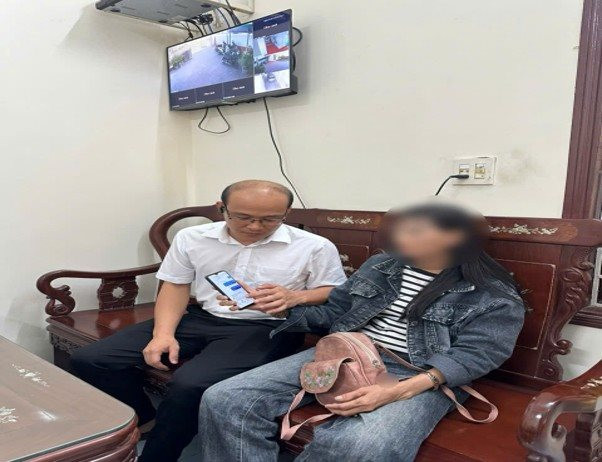 Công an điều tra giao dịch chuyển khoản với nội dung sau: Một người phụ nữ SN 1975 làm việc với lực lượng chức năng 
