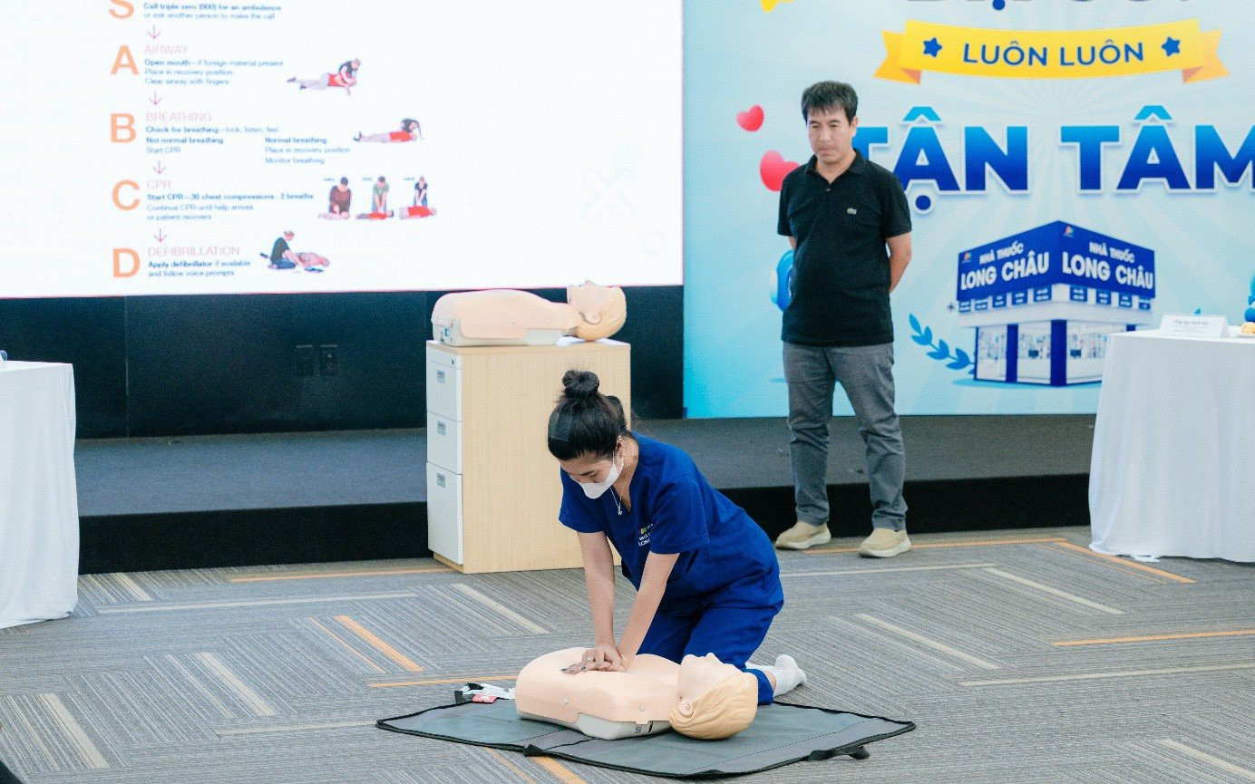 Bệnh viện Bạch Mai đào tạo sơ cấp cứu cho hàng ngàn dược sĩ Long Châu