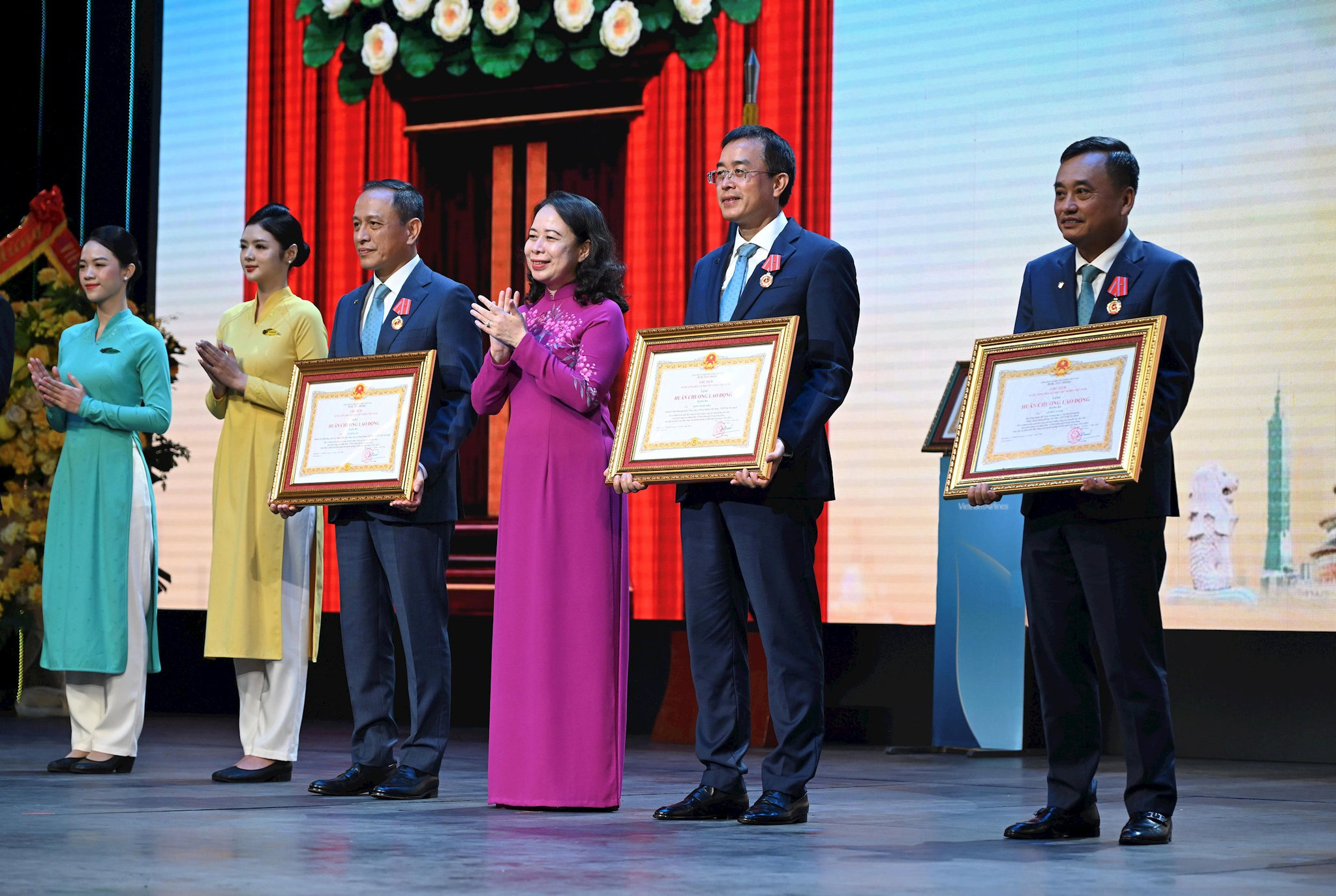 2.-pho-chu-tich-nuoc-vo-thi-anh-xuan-trao-huan-chuong-lao-dong-hang-ba-cho-lanh-dao-vietnam-airlines.-anh_-vna-.jpg