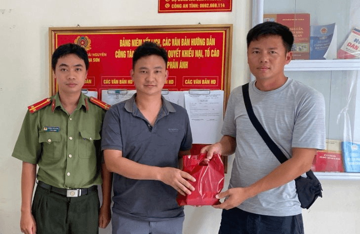 Tài khoản đột ngột nhận được 200.200.000 đồng không rõ người chuyển, Vũ Văn Thìn SN 1988 lập tức rút toàn bộ tiền mặt rồi báo công an