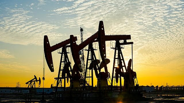 Giá dầu tăng 10%, mạnh nhất sau 6 năm sau khi ông Trump tái áp đặt lệnh phong tỏa Iran