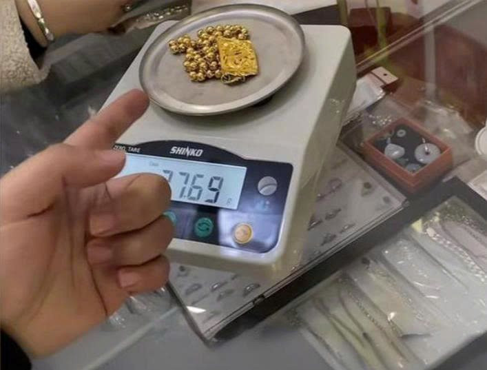Khách mang 77g vàng đi bán, phát hiện chủ tiệm vàng cân lại chỉ được 62g liền báo cảnh sát: Cửa hàng bị phạt hơn 85 triệu đồng