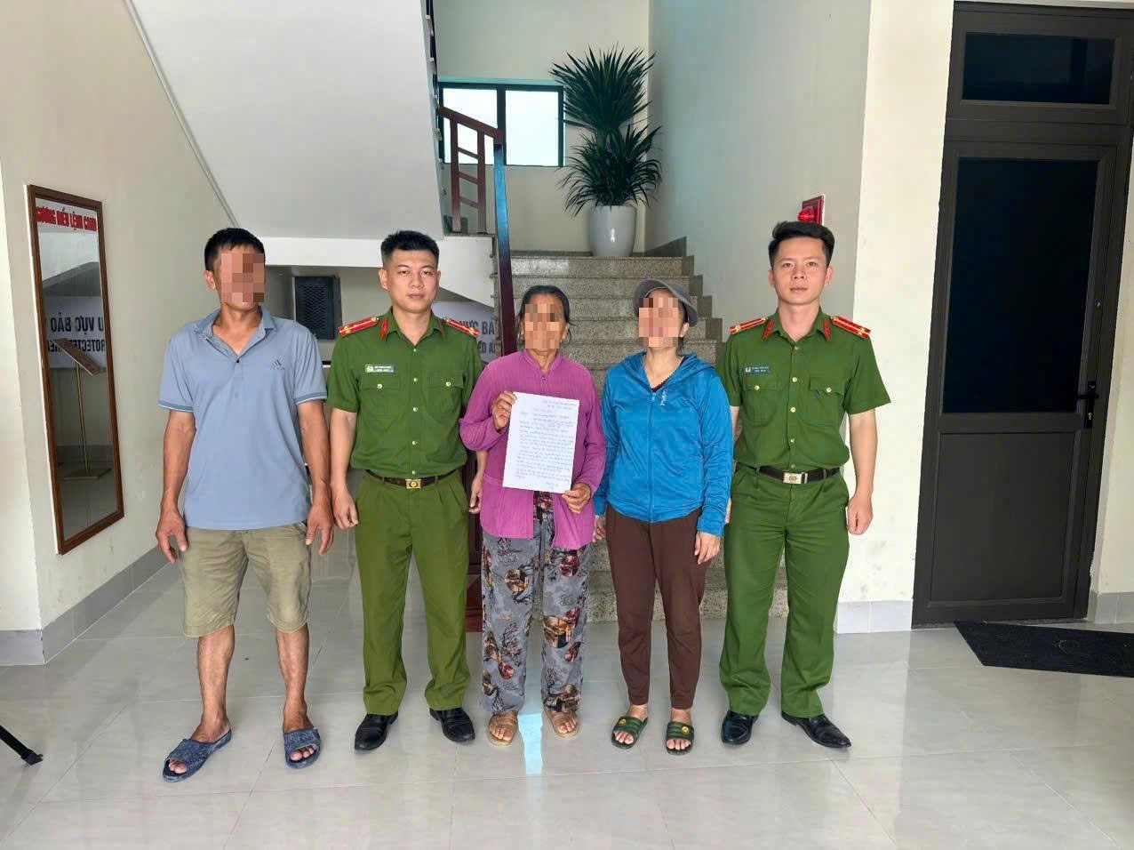 Người phụ nữ 74 tuổi đến ngân hàng làm thủ tục chuyển 250 triệu đồng, giao dịch viên lập tức báo công an