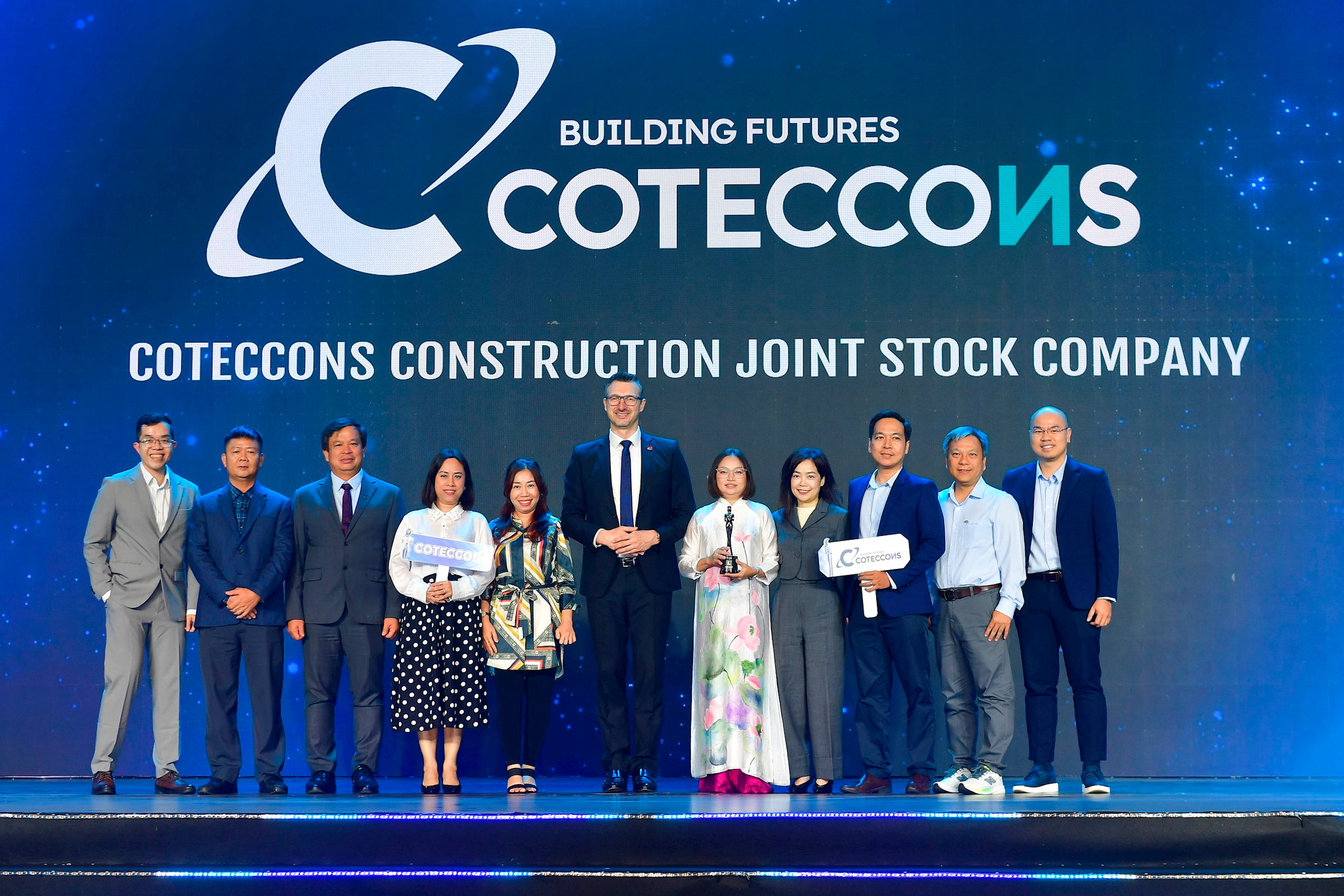 1_coteccons-duoc-vinh-danh-tai-hr-asia-awards_1.jpg