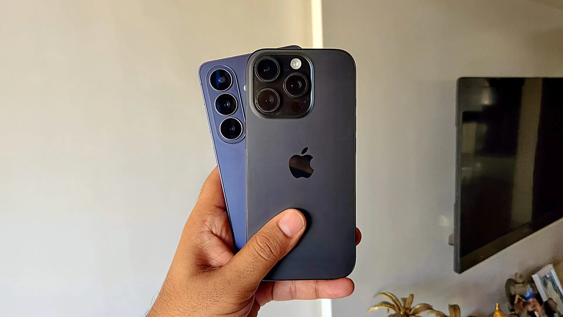 a-hand-holding-s26-and-iphone-16-pro-1920w-1080h.jpg