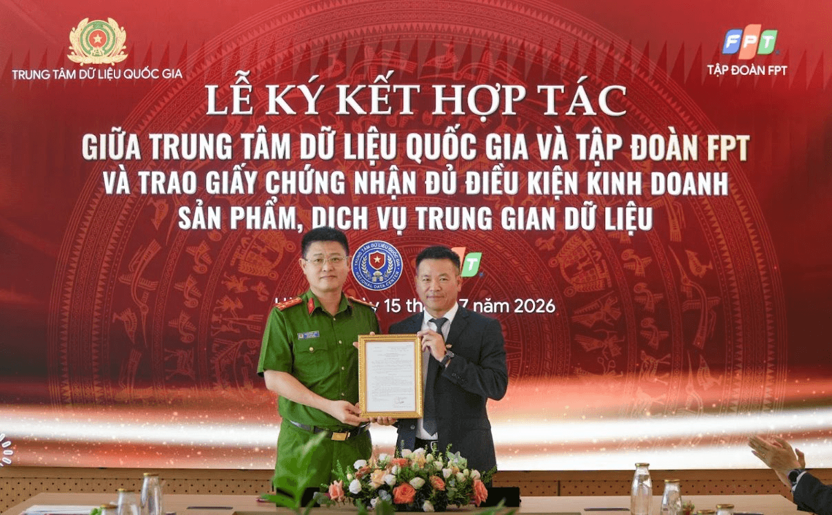 FPT được Bộ Công An trao Giấy chứng nhận đủ điều kiện kinh doanh sản phẩm, dịch vụ trung gian dữ liệu