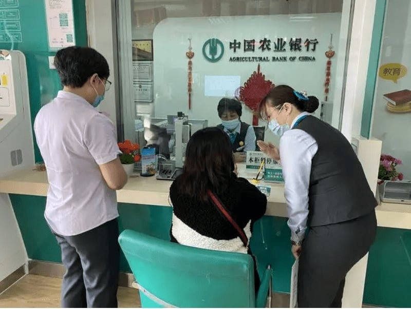 Ngân hàng chuyển khoản thừa 698 triệu đồng, 4 năm sau đòi lại thì bị khách hàng từ chối, tòa án khẳng định: “Không cần trả”