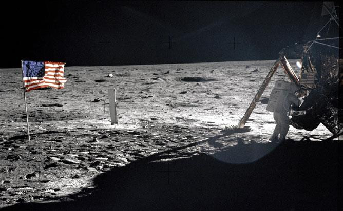 62297main_neil_on_moon_full.jpg