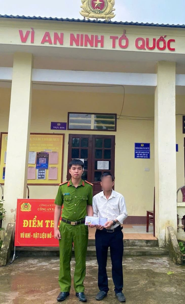 can-bo-cong-an-xa-minh-dai-nhan-lai-so-_ecce.jpg