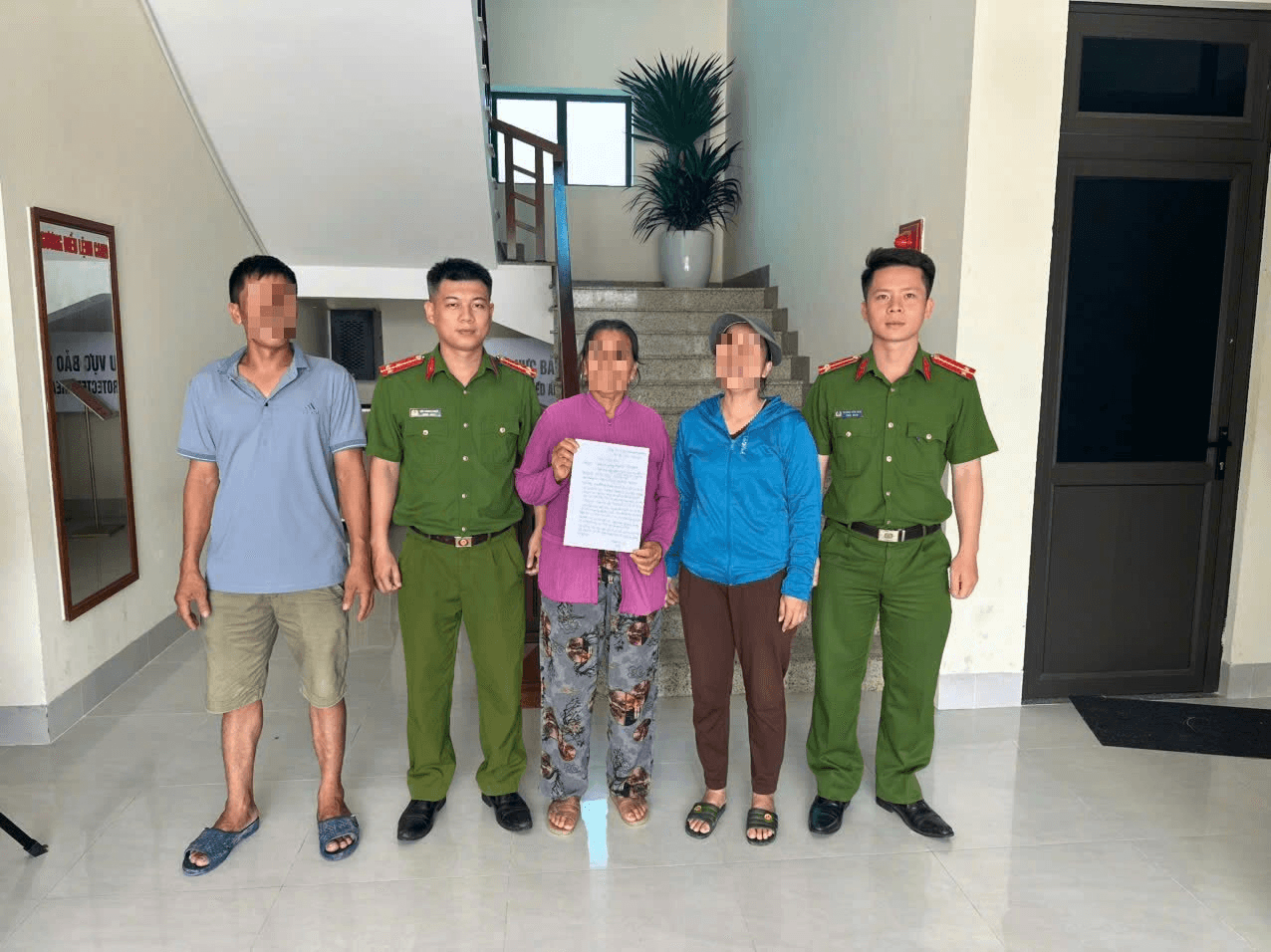 Công an có mặt tại một chi nhánh ngân hàng, tạm dừng giao dịch 250 triệu của khách hàng 