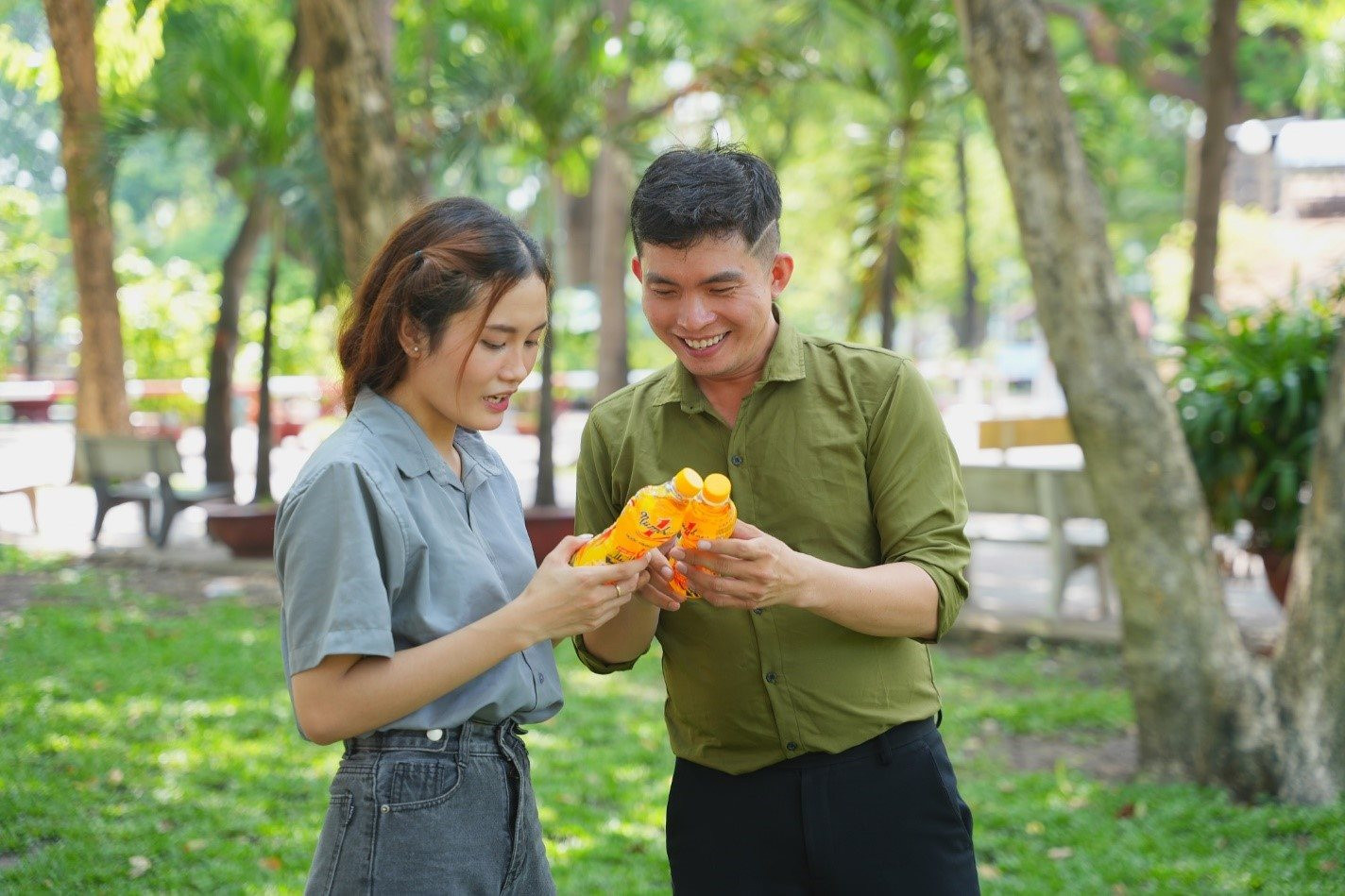 Xu hướng mới giữa mùa hè: Nhiều người dành thêm vài phút để xé nhãn sau khi mua nước giải khát
