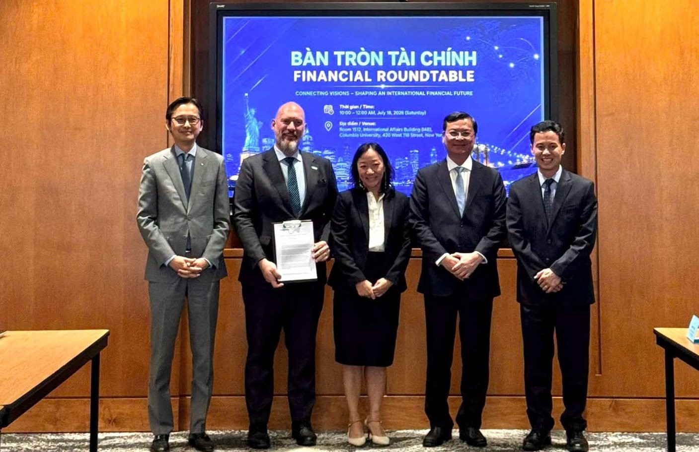 Doanh nghiệp bán dẫn top 10 thế giới trao bức thư đặc biệt cho Trung tâm Tài chính Quốc tế TP.HCM
